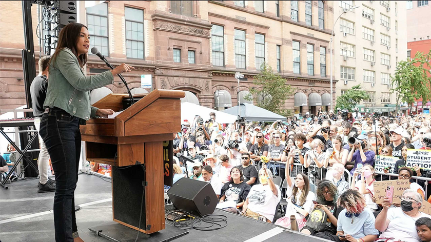 A deputada Alexandria Ocasio-Cortez fala em um comício para acabar com o uso de combustíveis fósseis em Nova York, domingo, 17 de setembro de 2023. (AP Photo / Bryan Woolston)